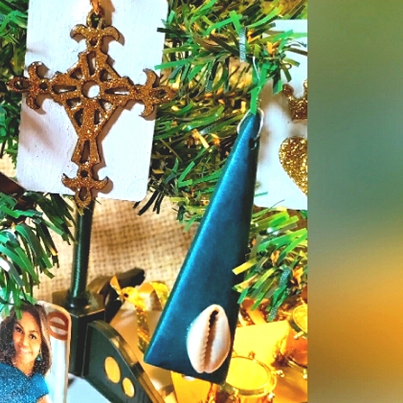 HAPPY HOLIDAYS New (2) Handcrafted Wood Ornaments! Genuine Cowries. Unisex Items - Picture 5 of 7